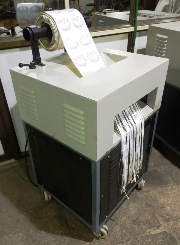 Shredder for adhesive stickers and plastic film SASCO