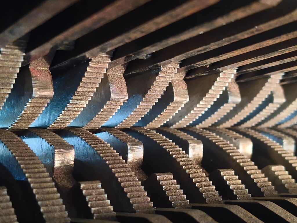 cutter of cardboard shredder